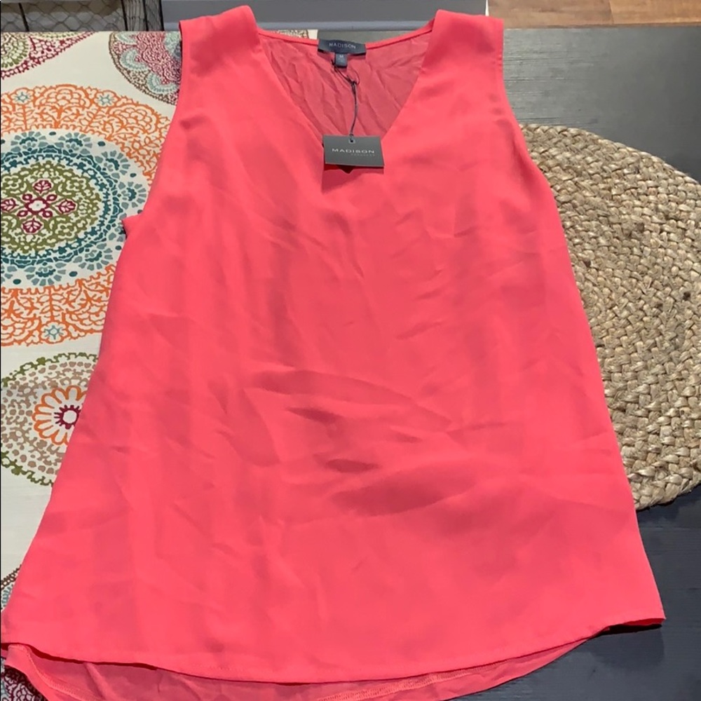 Sleeveless tank top with side accent